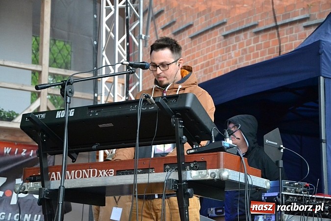 Zdjęcie w galerii na portalu naszraciborz.pl: Juwenalia 2015 - nie było korowodu, był przejazd na zamek wiadomości z regionu