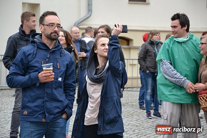 Zdjęcie w galerii na portalu naszraciborz.pl: Juwenalia 2015 - nie było korowodu, był przejazd na zamek wiadomości z regionu