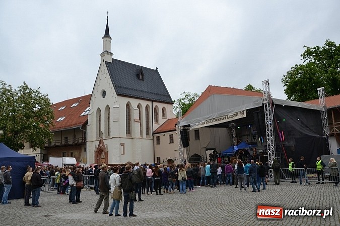 Zdjęcie w galerii na portalu naszraciborz.pl: Juwenalia 2015 - nie było korowodu, był przejazd na zamek wiadomości z regionu