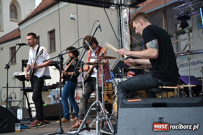 Zdjęcie w galerii na portalu naszraciborz.pl: Juwenalia 2015 - nie było korowodu, był przejazd na zamek wiadomości z regionu