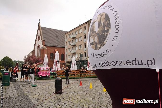 Zdjęcie w galerii na portalu naszraciborz.pl: Studenci PWSZ dzieciom - happening na Rynku wiadomości z regionu