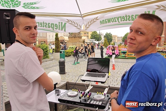 Zdjęcie w galerii na portalu naszraciborz.pl: Studenci PWSZ dzieciom - happening na Rynku wiadomości z regionu