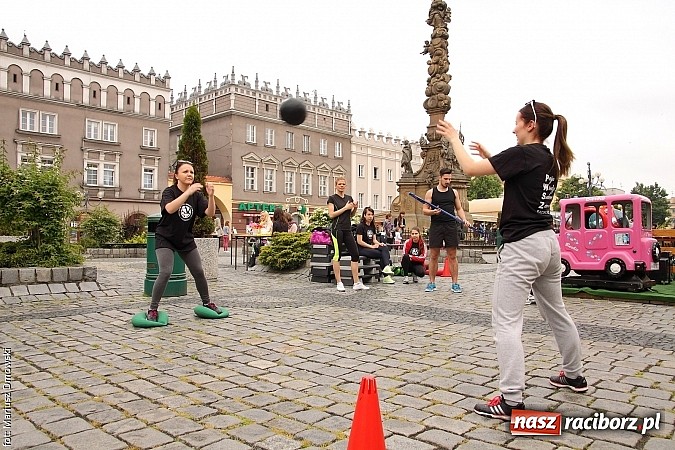 Zdjęcie w galerii na portalu naszraciborz.pl: Studenci PWSZ dzieciom - happening na Rynku wiadomości z regionu