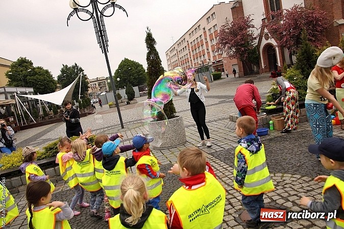 Zdjęcie w galerii na portalu naszraciborz.pl: Studenci PWSZ dzieciom - happening na Rynku wiadomości z regionu