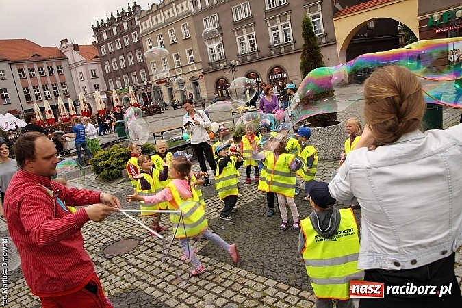 Zdjęcie w galerii na portalu naszraciborz.pl: Studenci PWSZ dzieciom - happening na Rynku wiadomości z regionu