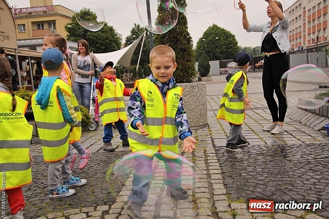 Zdjęcie w galerii na portalu naszraciborz.pl: Studenci PWSZ dzieciom - happening na Rynku wiadomości z regionu