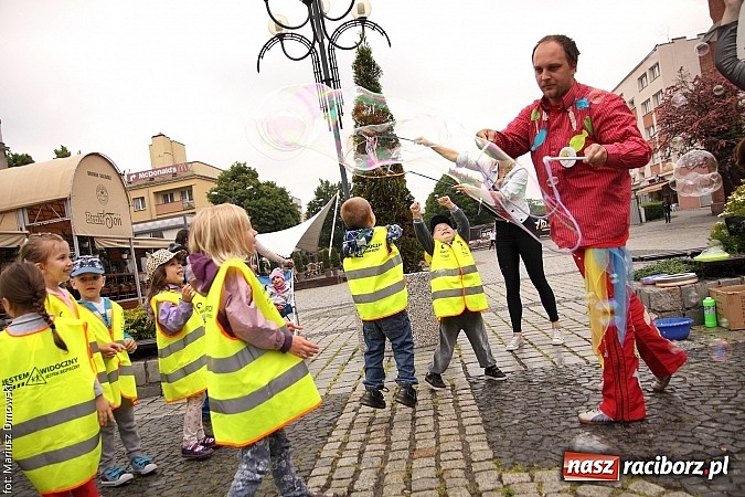 Zdjęcie w galerii na portalu naszraciborz.pl: Studenci PWSZ dzieciom - happening na Rynku wiadomości z regionu