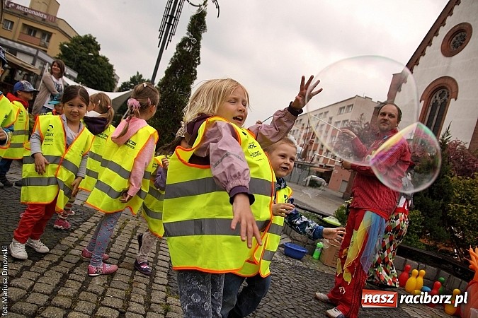 Zdjęcie w galerii na portalu naszraciborz.pl: Studenci PWSZ dzieciom - happening na Rynku wiadomości z regionu