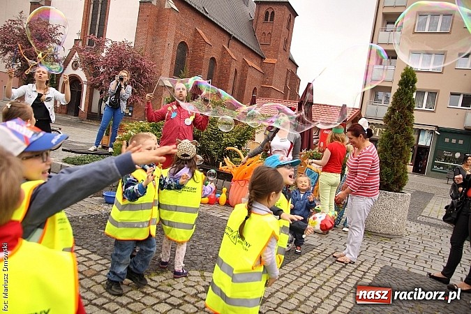 Zdjęcie w galerii na portalu naszraciborz.pl: Studenci PWSZ dzieciom - happening na Rynku wiadomości z regionu
