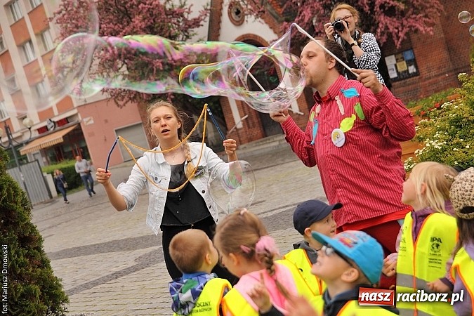 Zdjęcie w galerii na portalu naszraciborz.pl: Studenci PWSZ dzieciom - happening na Rynku wiadomości z regionu