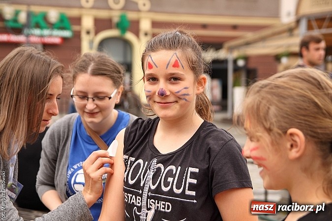 Zdjęcie w galerii na portalu naszraciborz.pl: Studenci PWSZ dzieciom - happening na Rynku wiadomości z regionu