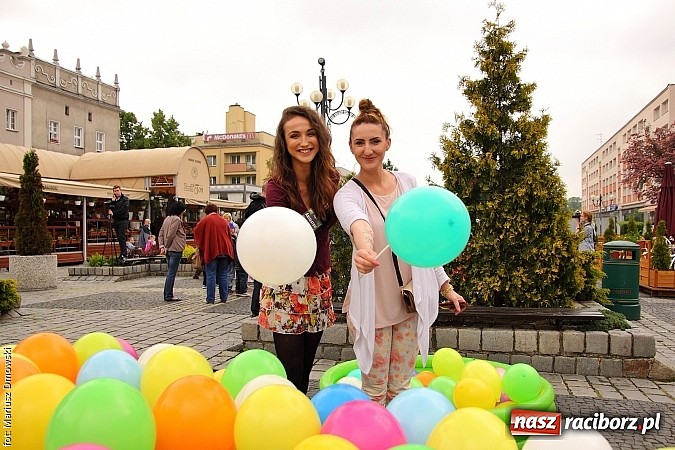 Zdjęcie w galerii na portalu naszraciborz.pl: Studenci PWSZ dzieciom - happening na Rynku wiadomości z regionu