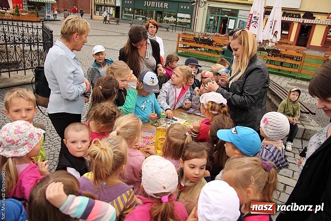 Zdjęcie w galerii na portalu naszraciborz.pl: Studenci PWSZ dzieciom - happening na Rynku wiadomości z regionu