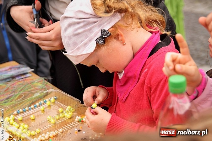 Zdjęcie w galerii na portalu naszraciborz.pl: Studenci PWSZ dzieciom - happening na Rynku wiadomości z regionu