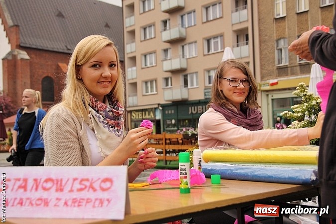 Zdjęcie w galerii na portalu naszraciborz.pl: Studenci PWSZ dzieciom - happening na Rynku wiadomości z regionu