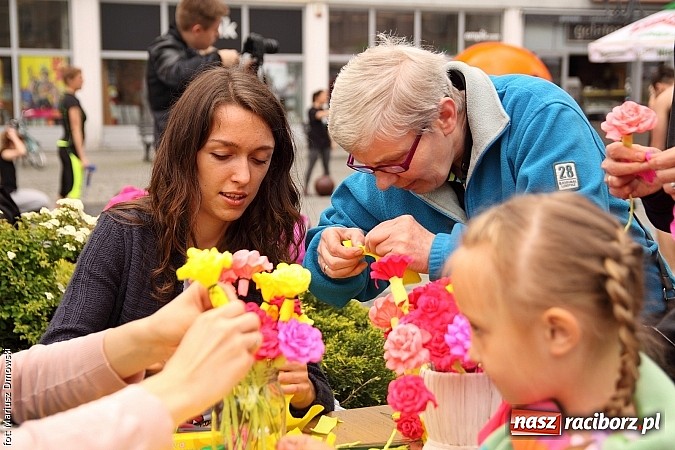 Zdjęcie w galerii na portalu naszraciborz.pl: Studenci PWSZ dzieciom - happening na Rynku wiadomości z regionu