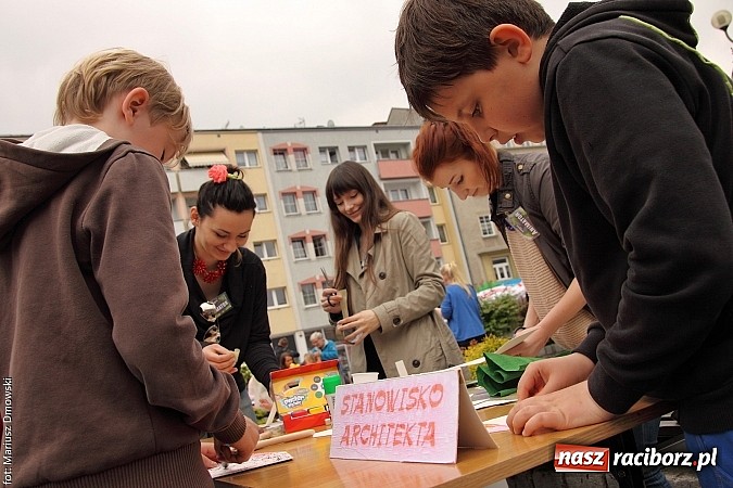 Zdjęcie w galerii na portalu naszraciborz.pl: Studenci PWSZ dzieciom - happening na Rynku wiadomości z regionu