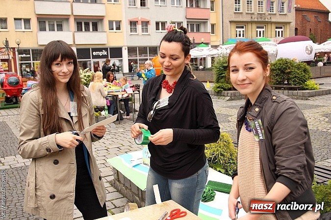 Zdjęcie w galerii na portalu naszraciborz.pl: Studenci PWSZ dzieciom - happening na Rynku wiadomości z regionu