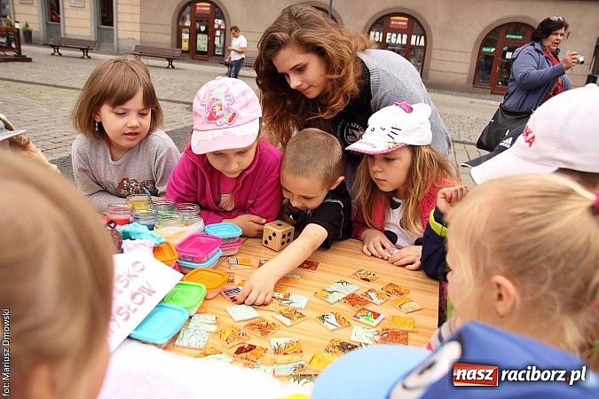 Zdjęcie w galerii na portalu naszraciborz.pl: Studenci PWSZ dzieciom - happening na Rynku wiadomości z regionu