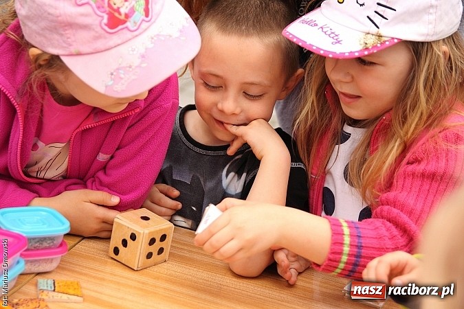 Zdjęcie w galerii na portalu naszraciborz.pl: Studenci PWSZ dzieciom - happening na Rynku wiadomości z regionu