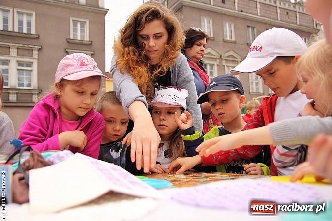 Zdjęcie w galerii na portalu naszraciborz.pl: Studenci PWSZ dzieciom - happening na Rynku wiadomości z regionu