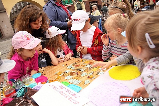 Zdjęcie w galerii na portalu naszraciborz.pl: Studenci PWSZ dzieciom - happening na Rynku wiadomości z regionu