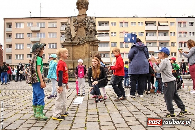 Zdjęcie w galerii na portalu naszraciborz.pl: Studenci PWSZ dzieciom - happening na Rynku wiadomości z regionu