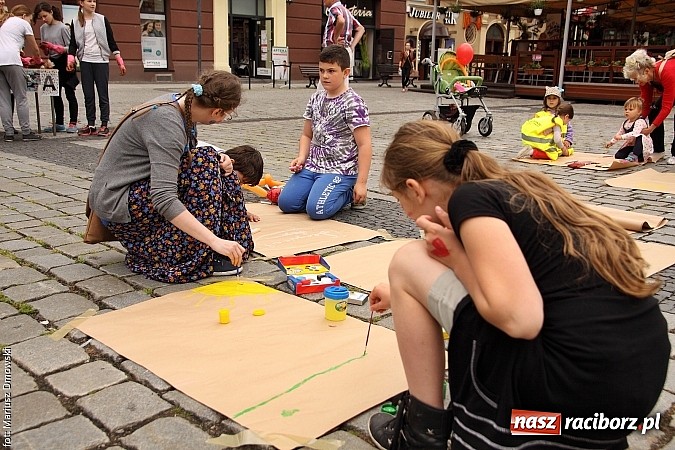 Zdjęcie w galerii na portalu naszraciborz.pl: Studenci PWSZ dzieciom - happening na Rynku wiadomości z regionu