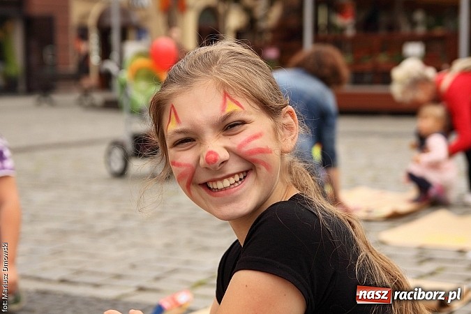 Zdjęcie w galerii na portalu naszraciborz.pl: Studenci PWSZ dzieciom - happening na Rynku wiadomości z regionu