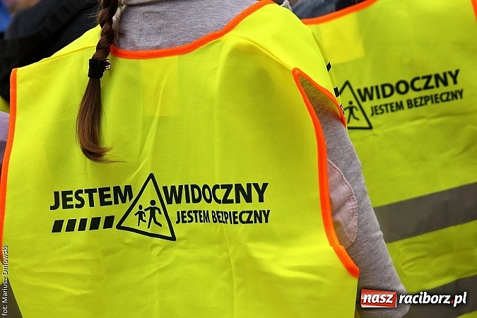 Zdjęcie w galerii na portalu naszraciborz.pl: Studenci PWSZ dzieciom - happening na Rynku wiadomości z regionu