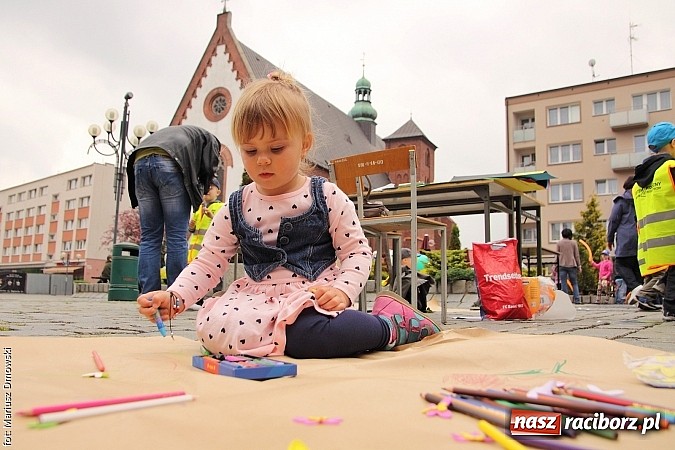 Zdjęcie w galerii na portalu naszraciborz.pl: Studenci PWSZ dzieciom - happening na Rynku wiadomości z regionu