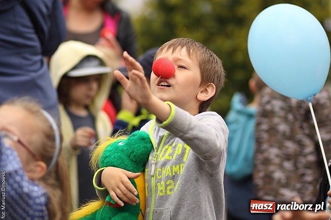 Zdjęcie w galerii na portalu naszraciborz.pl: Studenci PWSZ dzieciom - happening na Rynku wiadomości z regionu