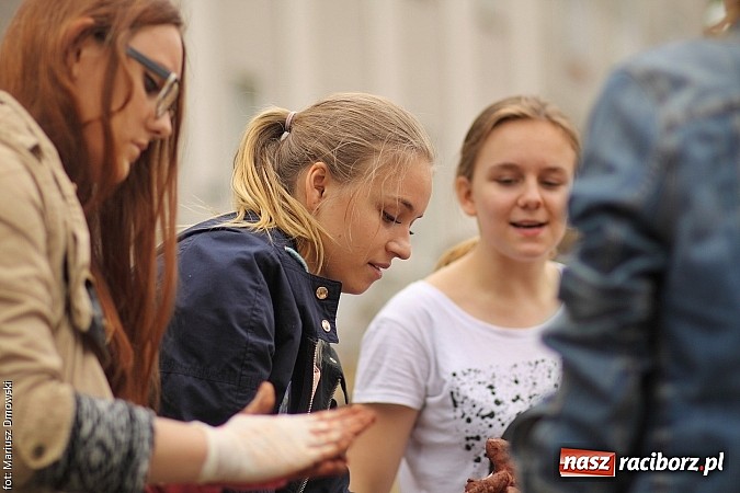 Zdjęcie w galerii na portalu naszraciborz.pl: Studenci PWSZ dzieciom - happening na Rynku wiadomości z regionu