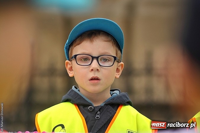 Zdjęcie w galerii na portalu naszraciborz.pl: Studenci PWSZ dzieciom - happening na Rynku wiadomości z regionu