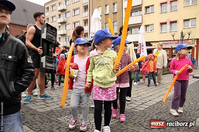 Zdjęcie w galerii na portalu naszraciborz.pl: Studenci PWSZ dzieciom - happening na Rynku wiadomości z regionu