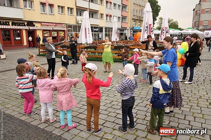Zdjęcie w galerii na portalu naszraciborz.pl: Studenci PWSZ dzieciom - happening na Rynku wiadomości z regionu