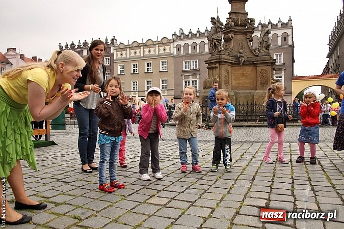 Zdjęcie w galerii na portalu naszraciborz.pl: Studenci PWSZ dzieciom - happening na Rynku wiadomości z regionu