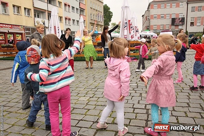 Zdjęcie w galerii na portalu naszraciborz.pl: Studenci PWSZ dzieciom - happening na Rynku wiadomości z regionu
