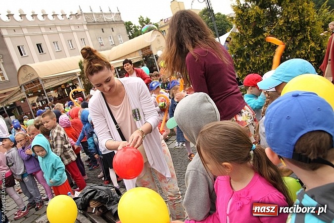 Zdjęcie w galerii na portalu naszraciborz.pl: Studenci PWSZ dzieciom - happening na Rynku wiadomości z regionu