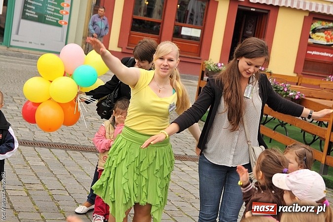 Zdjęcie w galerii na portalu naszraciborz.pl: Studenci PWSZ dzieciom - happening na Rynku wiadomości z regionu