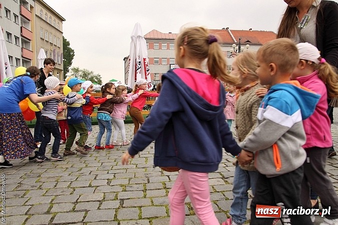 Zdjęcie w galerii na portalu naszraciborz.pl: Studenci PWSZ dzieciom - happening na Rynku wiadomości z regionu
