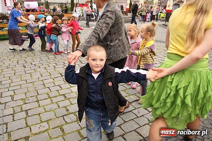 Zdjęcie w galerii na portalu naszraciborz.pl: Studenci PWSZ dzieciom - happening na Rynku wiadomości z regionu