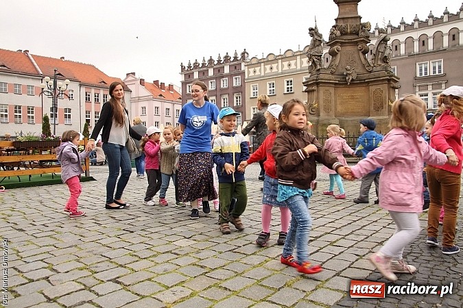 Zdjęcie w galerii na portalu naszraciborz.pl: Studenci PWSZ dzieciom - happening na Rynku wiadomości z regionu