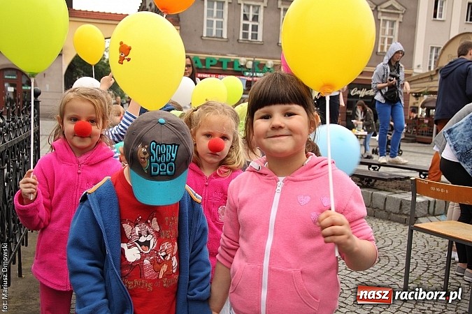 Zdjęcie w galerii na portalu naszraciborz.pl: Studenci PWSZ dzieciom - happening na Rynku wiadomości z regionu