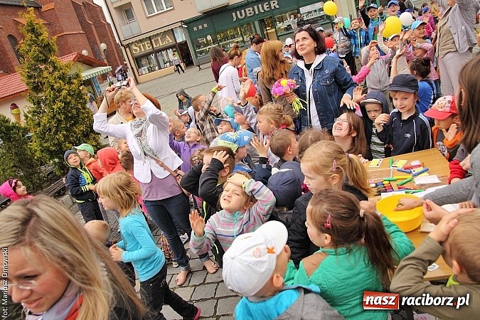 Zdjęcie w galerii na portalu naszraciborz.pl: Studenci PWSZ dzieciom - happening na Rynku wiadomości z regionu
