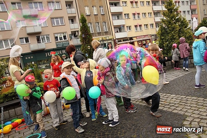 Zdjęcie w galerii na portalu naszraciborz.pl: Studenci PWSZ dzieciom - happening na Rynku wiadomości z regionu