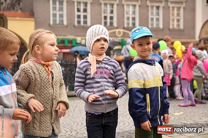 Zdjęcie w galerii na portalu naszraciborz.pl: Studenci PWSZ dzieciom - happening na Rynku wiadomości z regionu