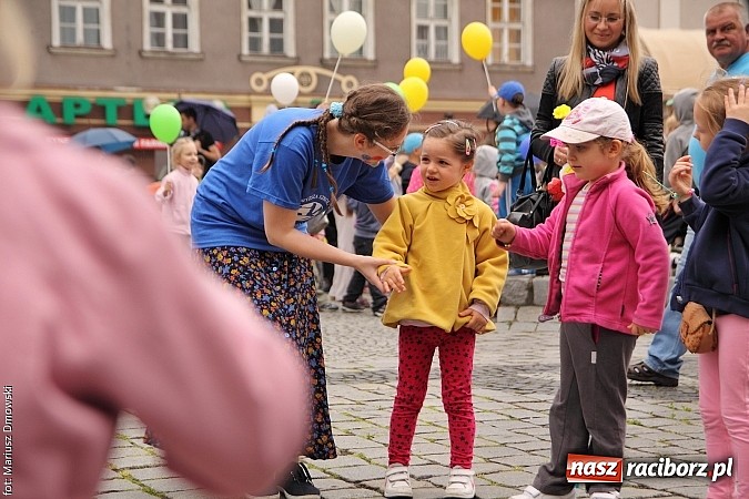 Zdjęcie w galerii na portalu naszraciborz.pl: Studenci PWSZ dzieciom - happening na Rynku wiadomości z regionu