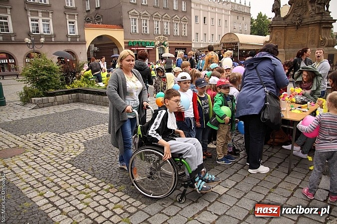 Zdjęcie w galerii na portalu naszraciborz.pl: Studenci PWSZ dzieciom - happening na Rynku wiadomości z regionu
