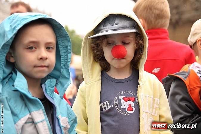 Zdjęcie w galerii na portalu naszraciborz.pl: Studenci PWSZ dzieciom - happening na Rynku wiadomości z regionu